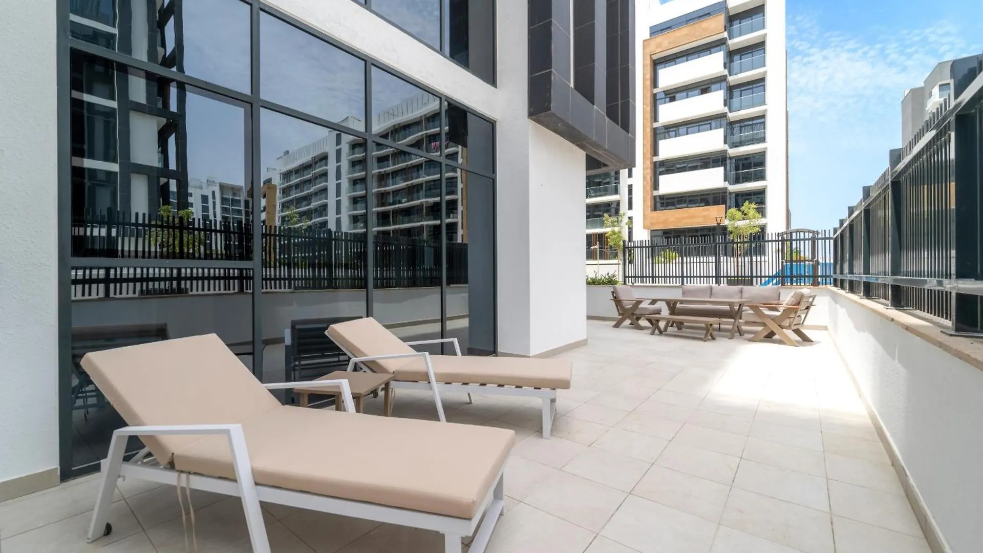 Vayk - Modern 3 Bd With A Spacious Terrace Dubai Lejlighed
